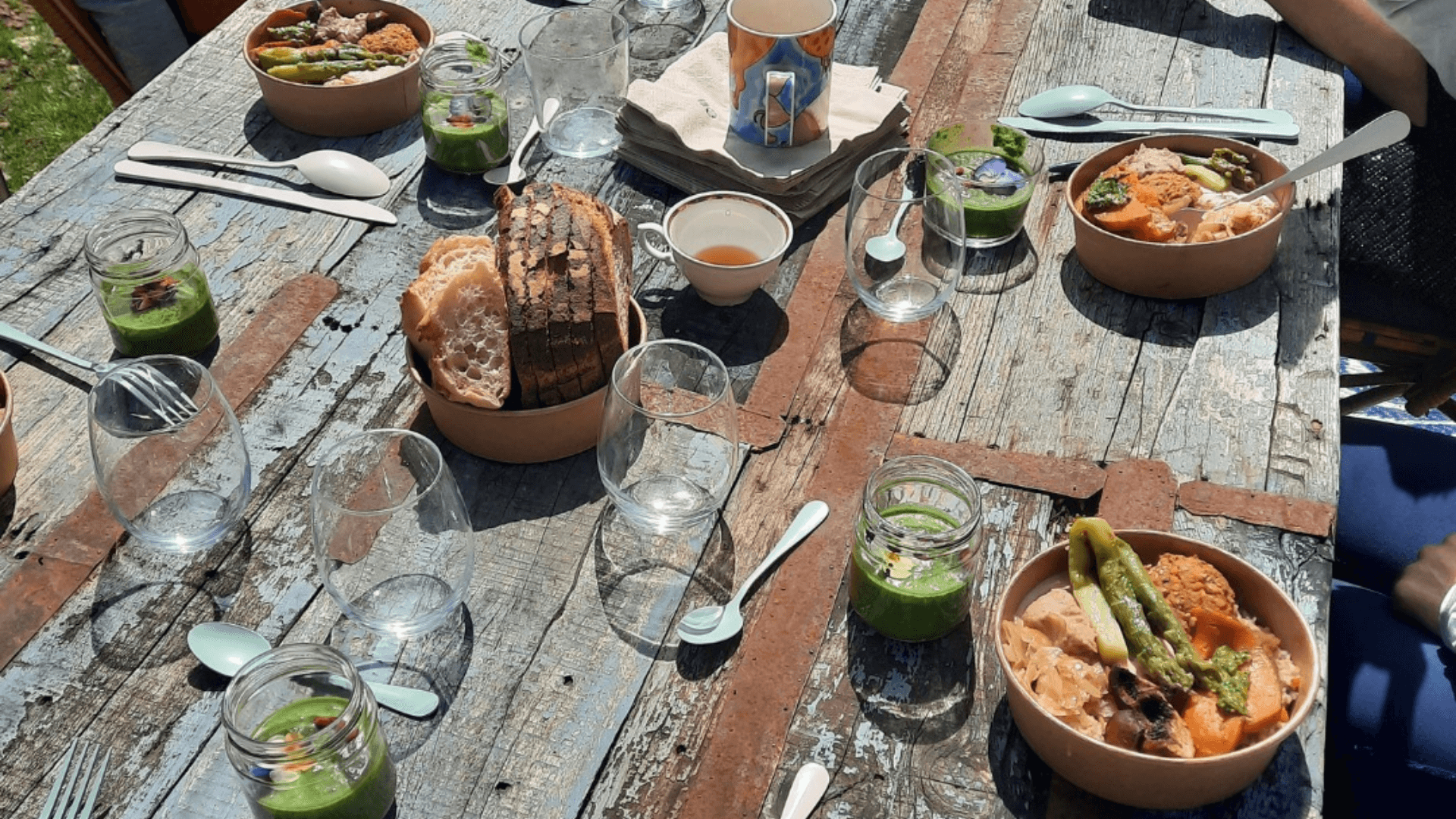 Plateaux repas traiteur posés sur une table au soleil
