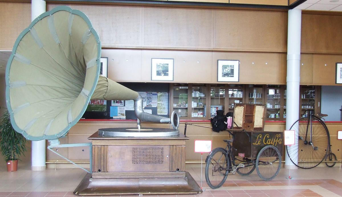 Expo Gramophone géant et vélos anciens