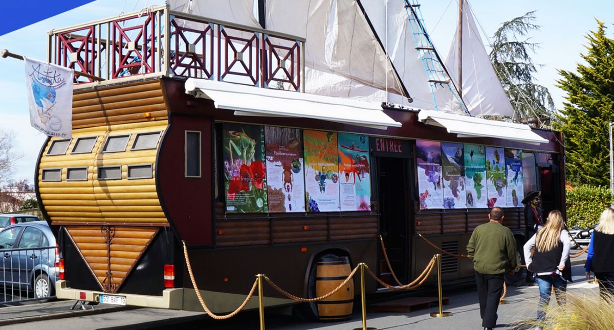 Une expo est mise sur le long du bateau de pirates