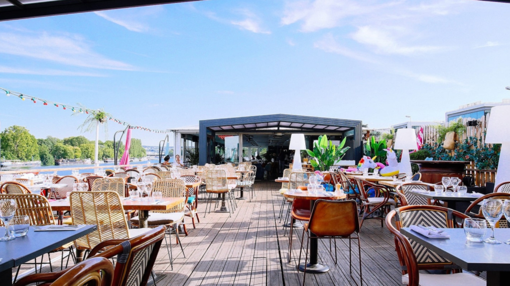 terrasse de la péniche, avec la partie restaurant, c'est la troisième idée de séminaire d'entreprise unique près de Paris