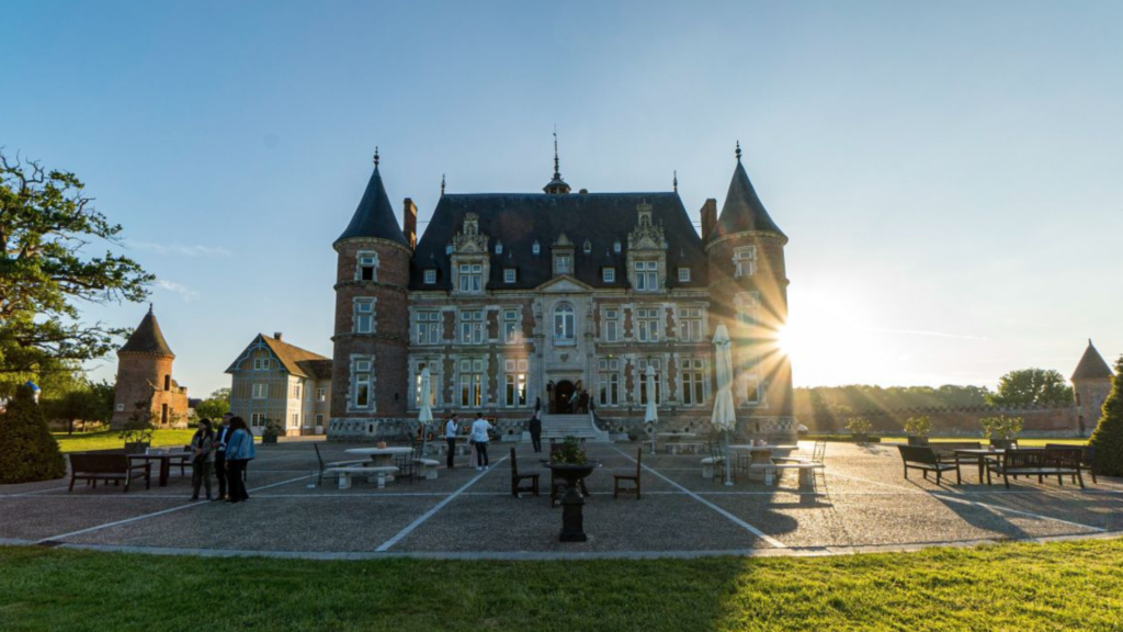 château de la renaissance et sa cour avant permettant une évasion dans la nature Normande