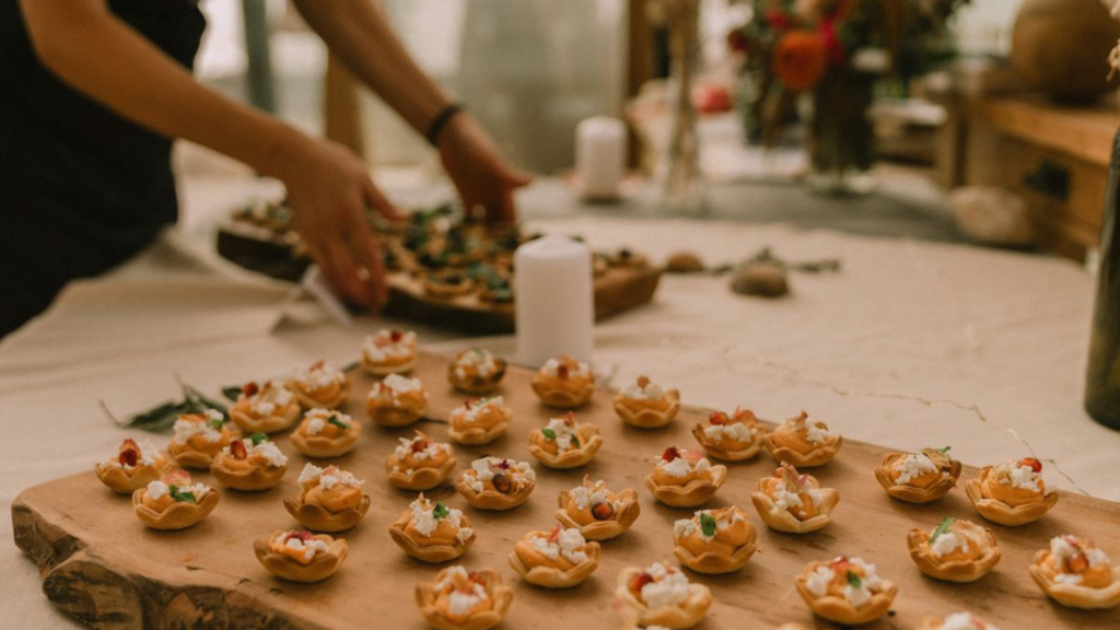 buffet à basqe de bouchées préparées par un foodtruck végétarien à Nantes