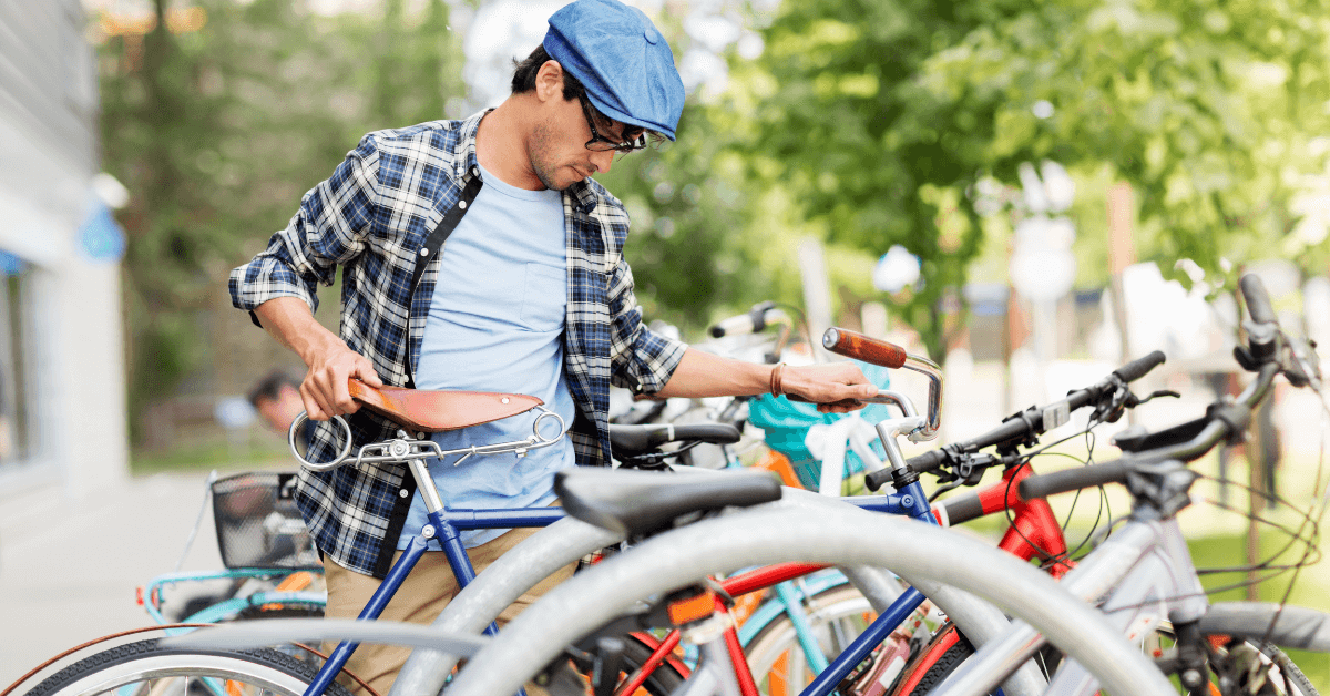 Homme utilisant un vélo en ville