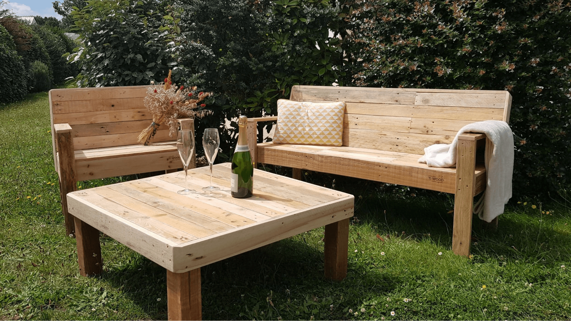 une table et deux chaises en bois retravaillé et revalorisé pour de la location de mobilier écoresponsable