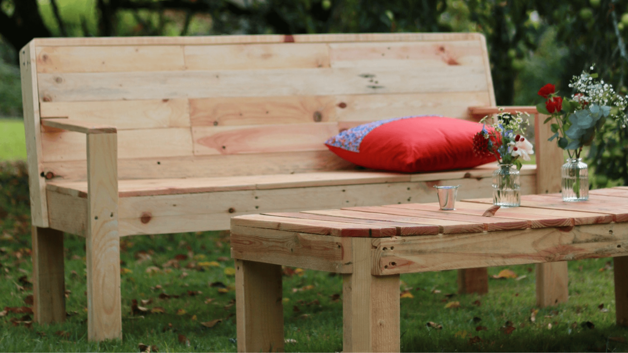 une table et une chaise en bois revalorisé écoresponsable en location
