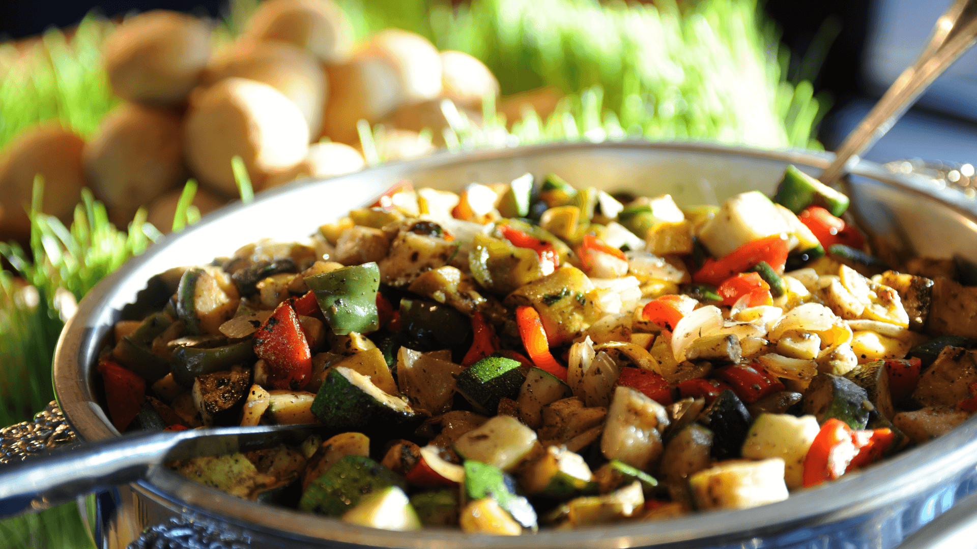 Repas végétarien composé de pâtes et aubergines