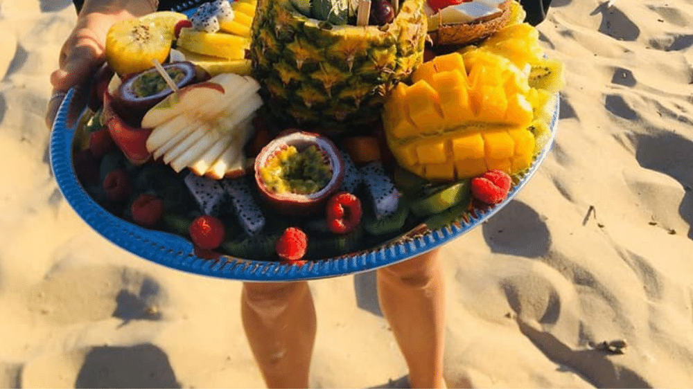 Plateau de fruits frais sur la plage