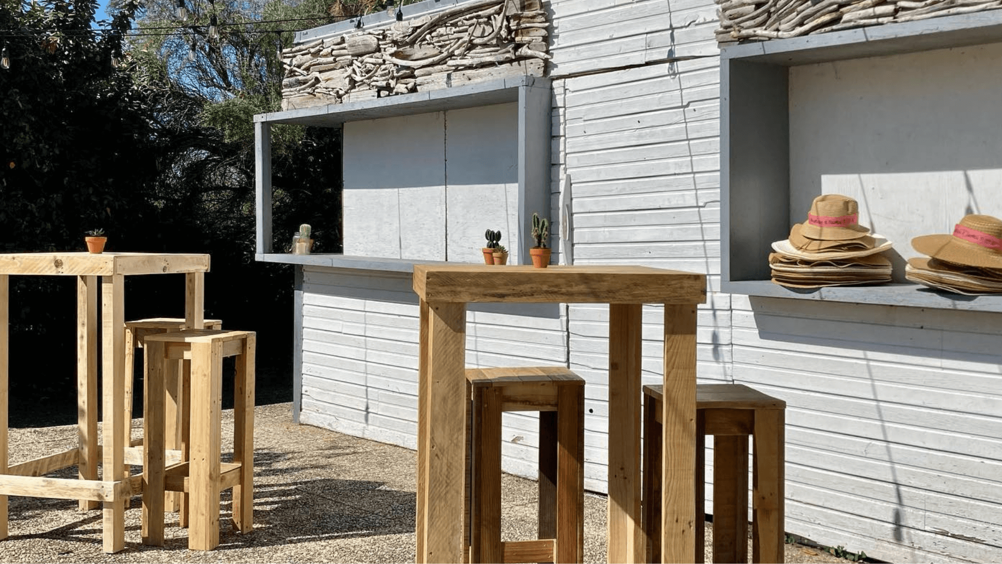 un bar en bois revalorisé en location pour un mobilier écoresponsable