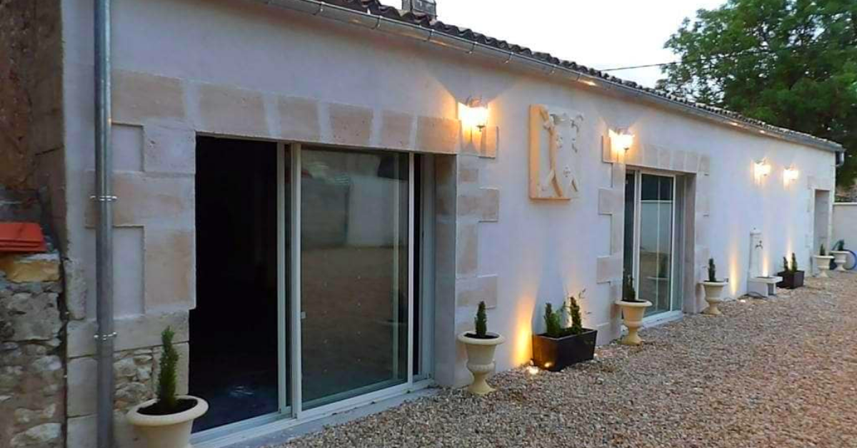 Maison avec jardin en extérieur et lumières dans le jardin