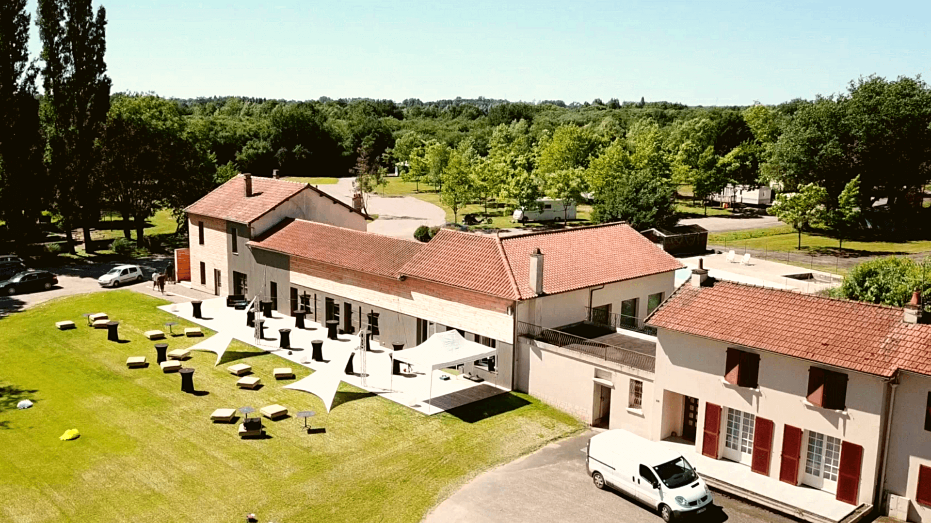 Domaine vu du dessus avec un grand parc et une salle de réception