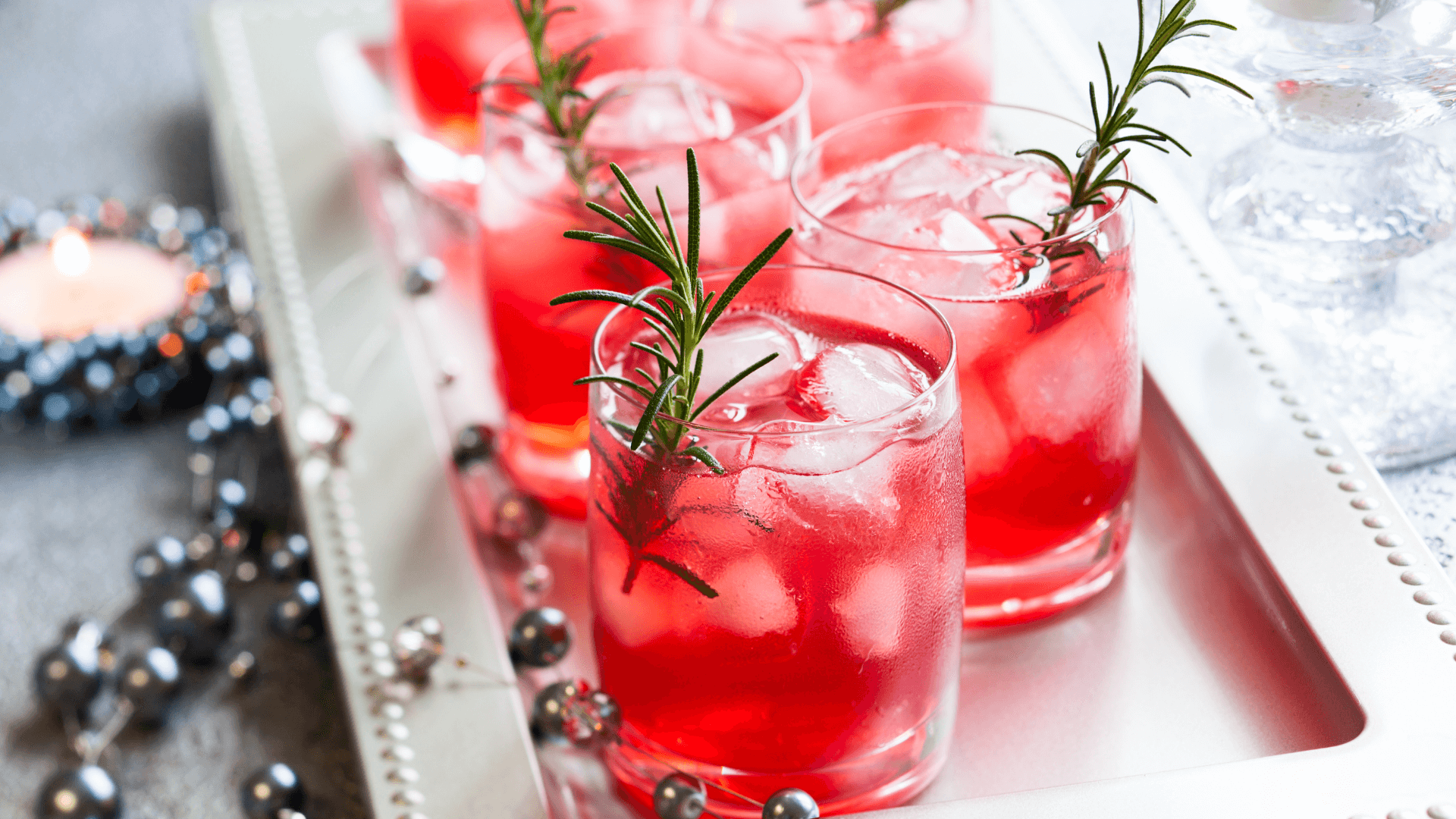 Cocktail rose avec brin de romarin