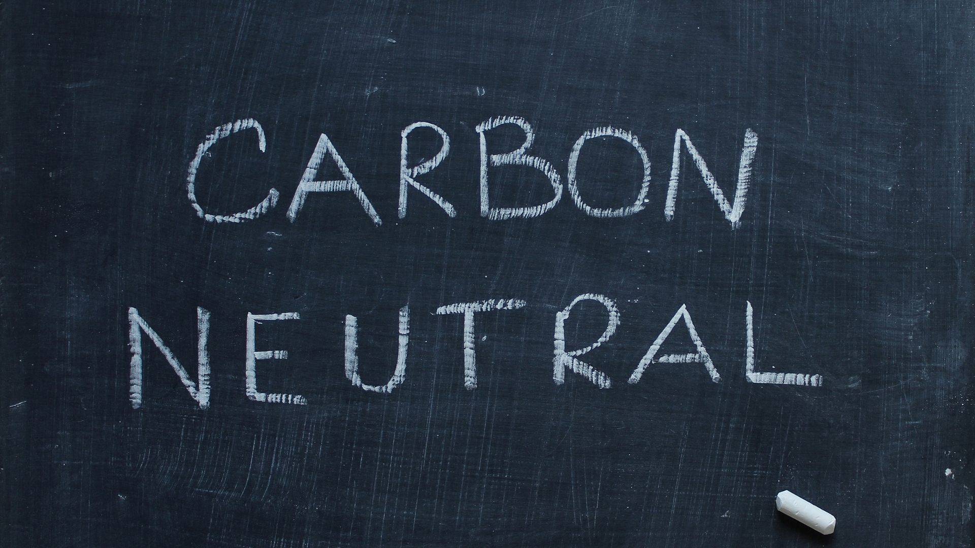 tableau noir où il est écrit carbon neutral 
