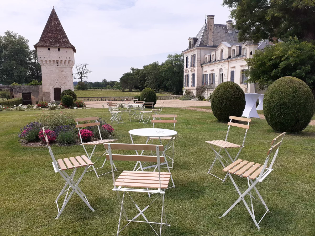 Salons de jardin dans le parc