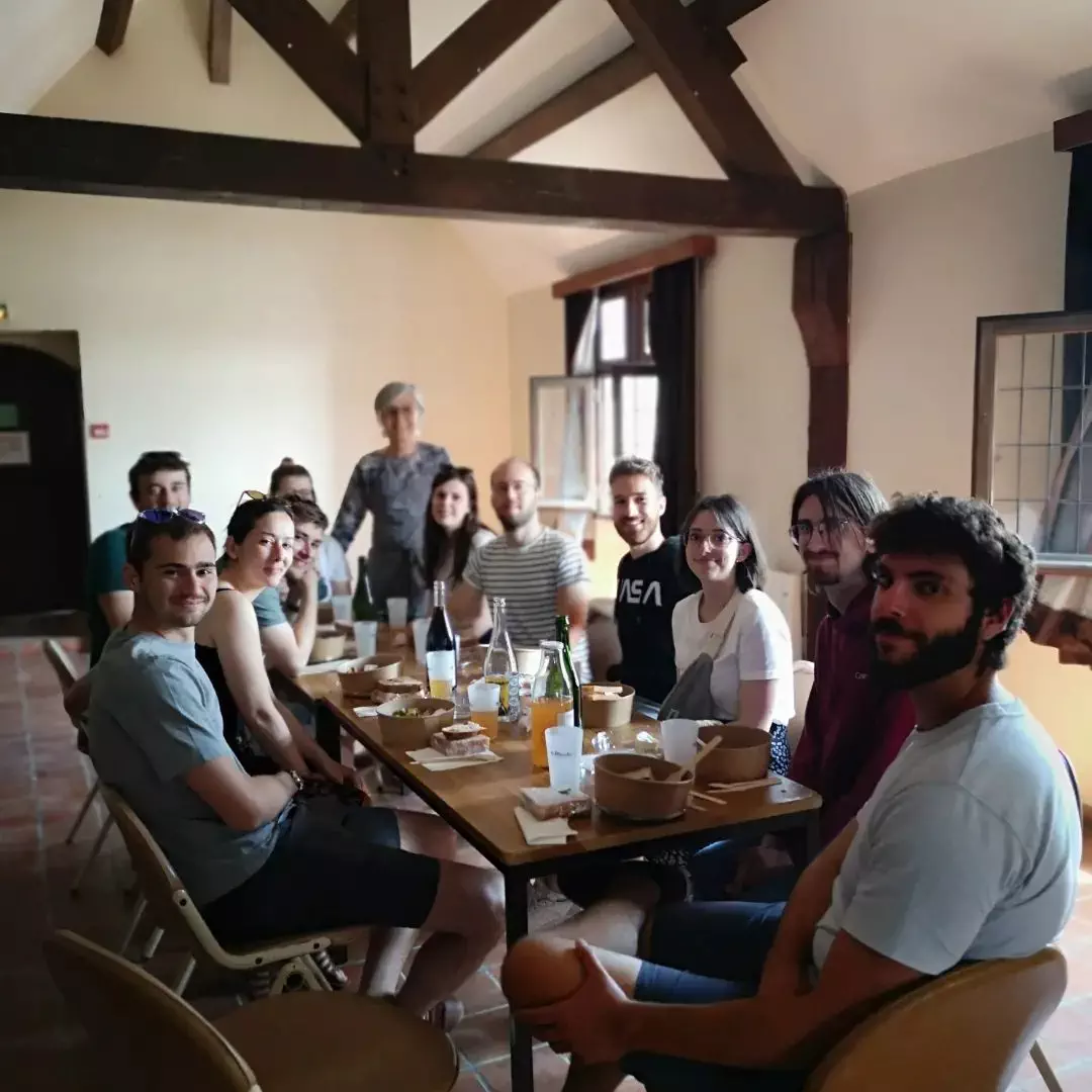 Pique-nique au Mont Saint Michel pour les internes en médecine, après leur traversée de la baie