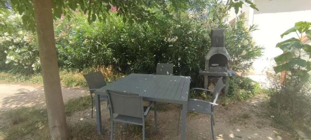 Table en extérieur gîte Néoulous