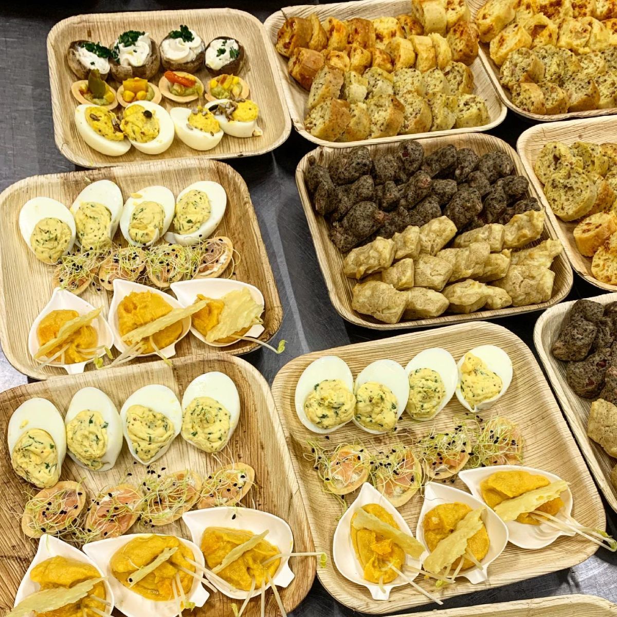 Exemple 3 - Offre Cocktail :: œufs mimosa, émulsion de potimarron-courges et pousses de soja, toasts saumon-frais, champignons farcis, minis cakes salés, tartelettes guacamole légumes, croquettes de viande et légumes