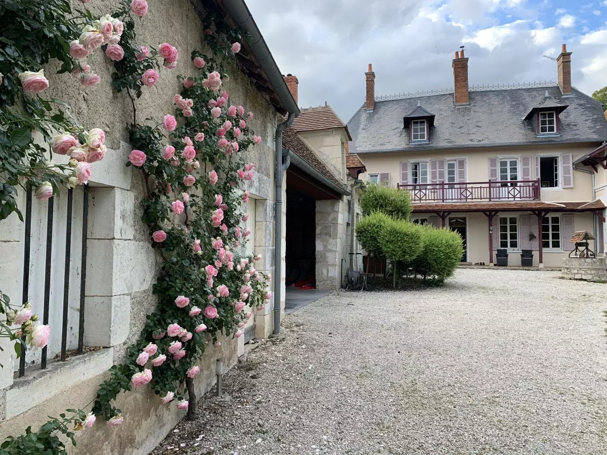 Le gîte et ses rosiers