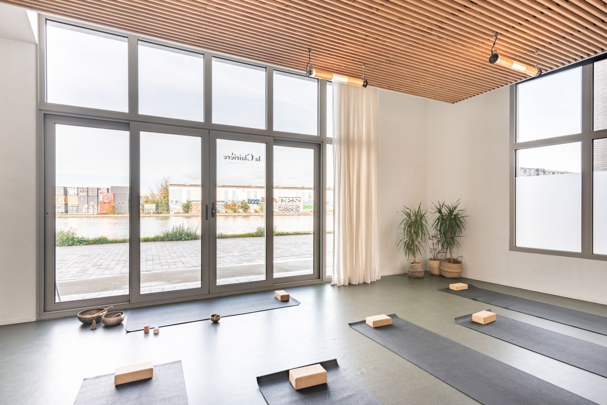 Salle modulable tout équipée pour cours de yoga