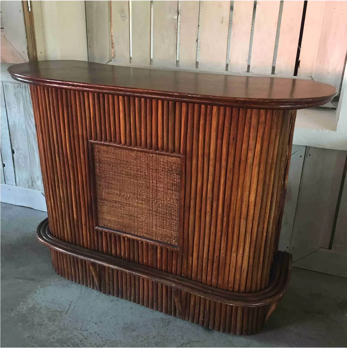 Bar en rotin foncé (106cm x 143cm x 53cm) 