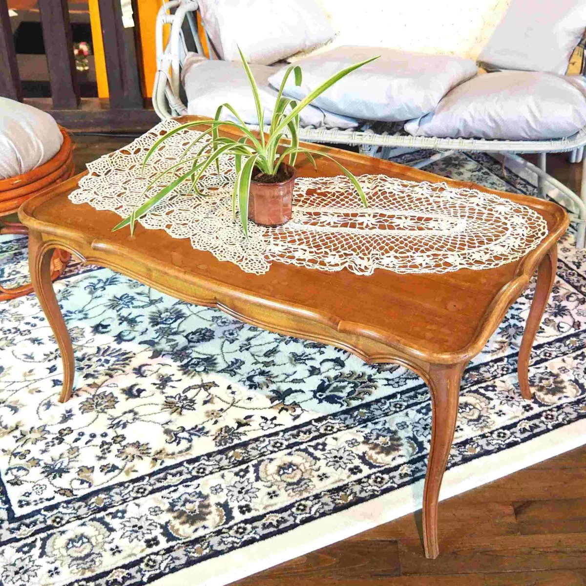 Table basse bois pieds travaillés