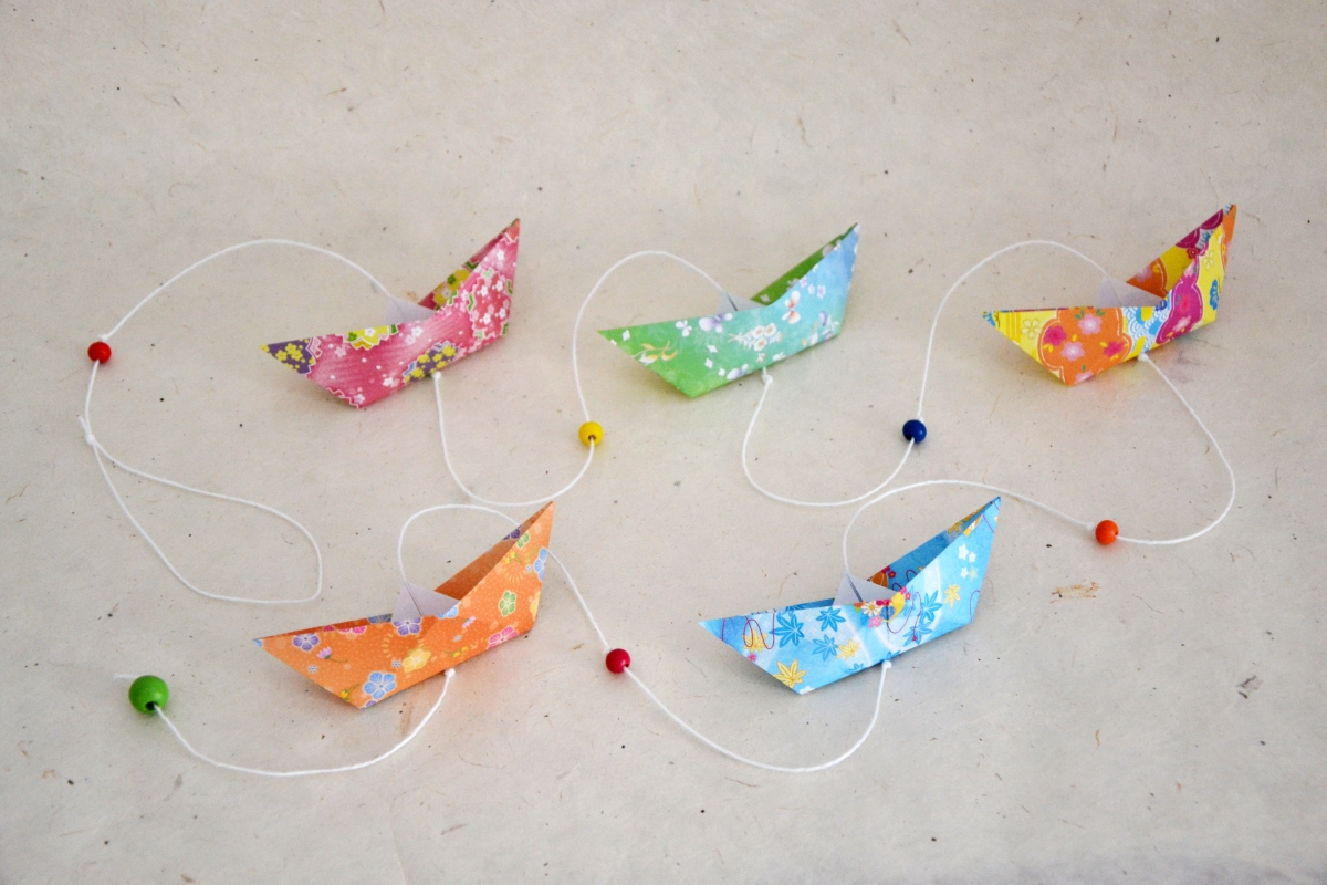Guirlandes de bateaux multicolores en origami 