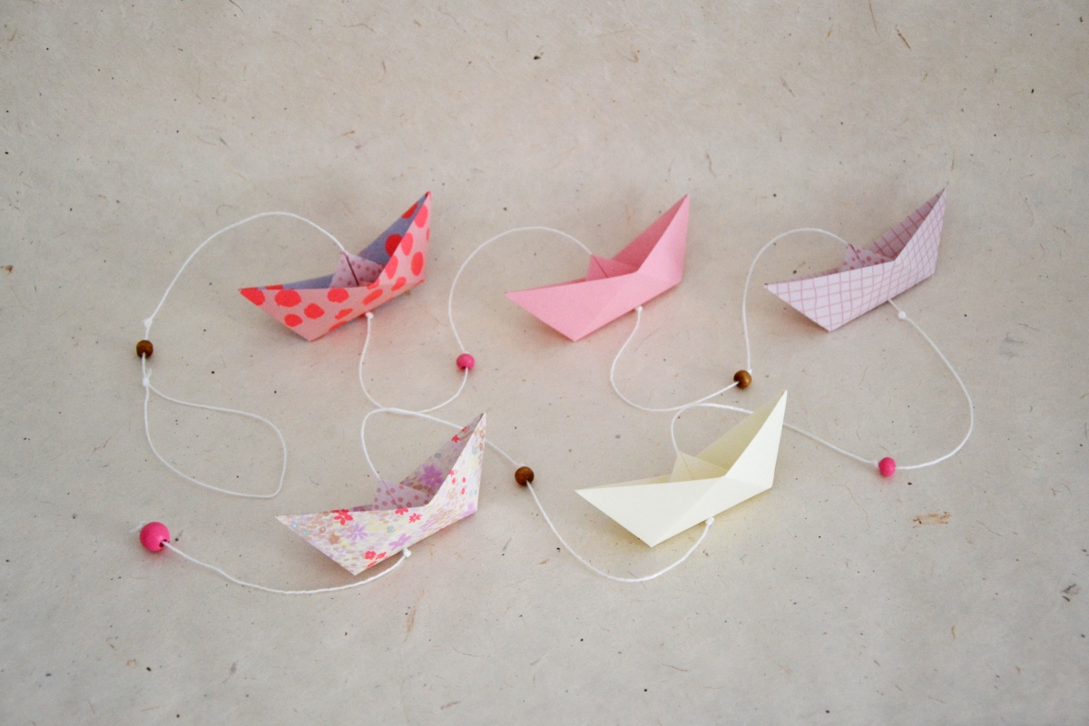 Guirlandes de bateaux en origami aux couleurs pastels