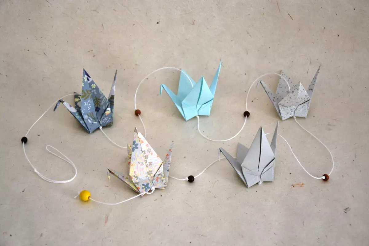 Guirlandes de grues en origami aux couleurs pastels