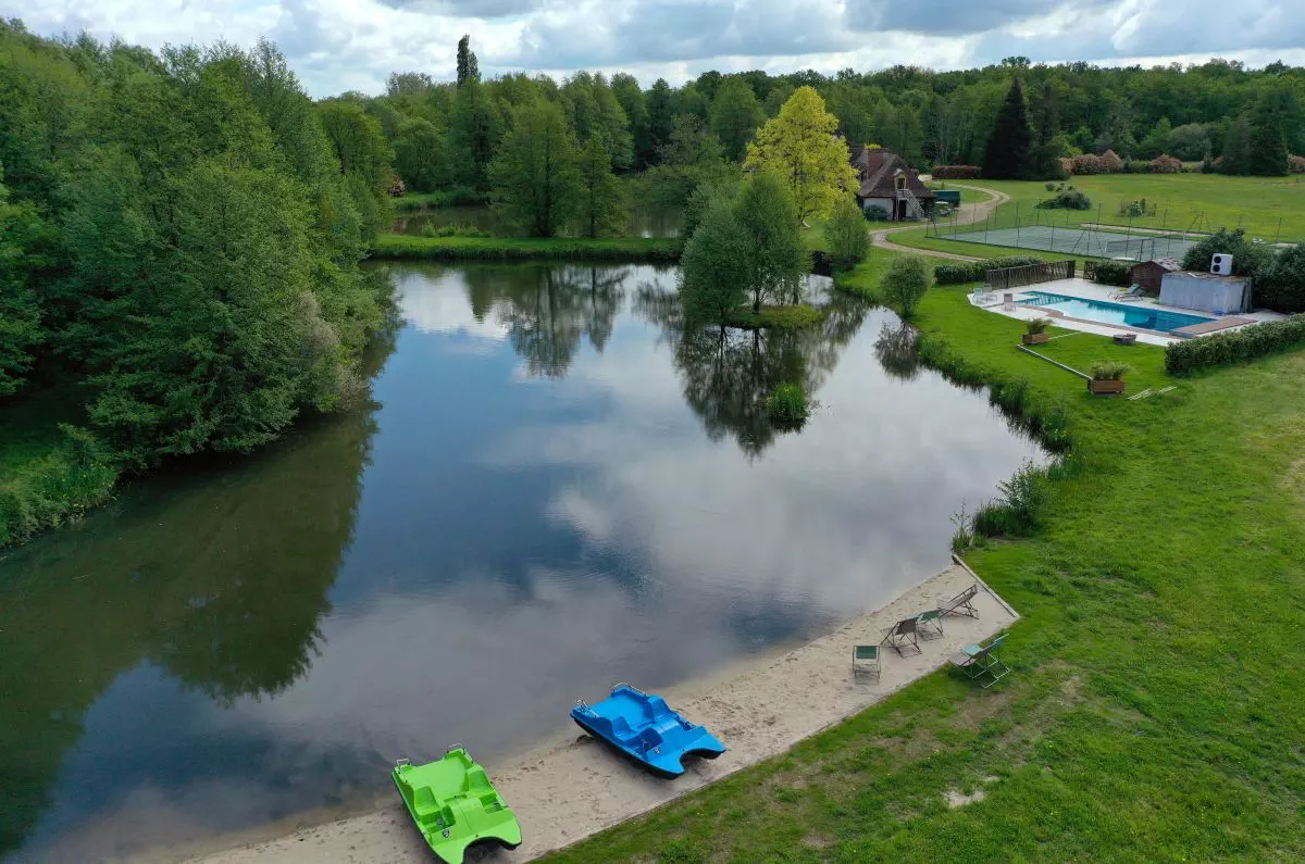 Etang avec plage et pédalos