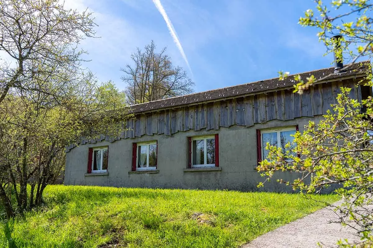 vue de l'extérieur du gîte du Grand Cèdre