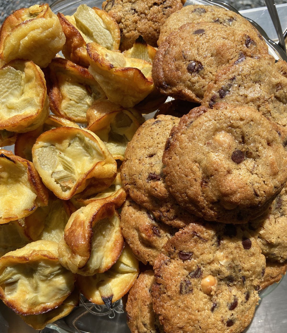 Cookies chocolat-noisettes et clafoutis rhubarbe