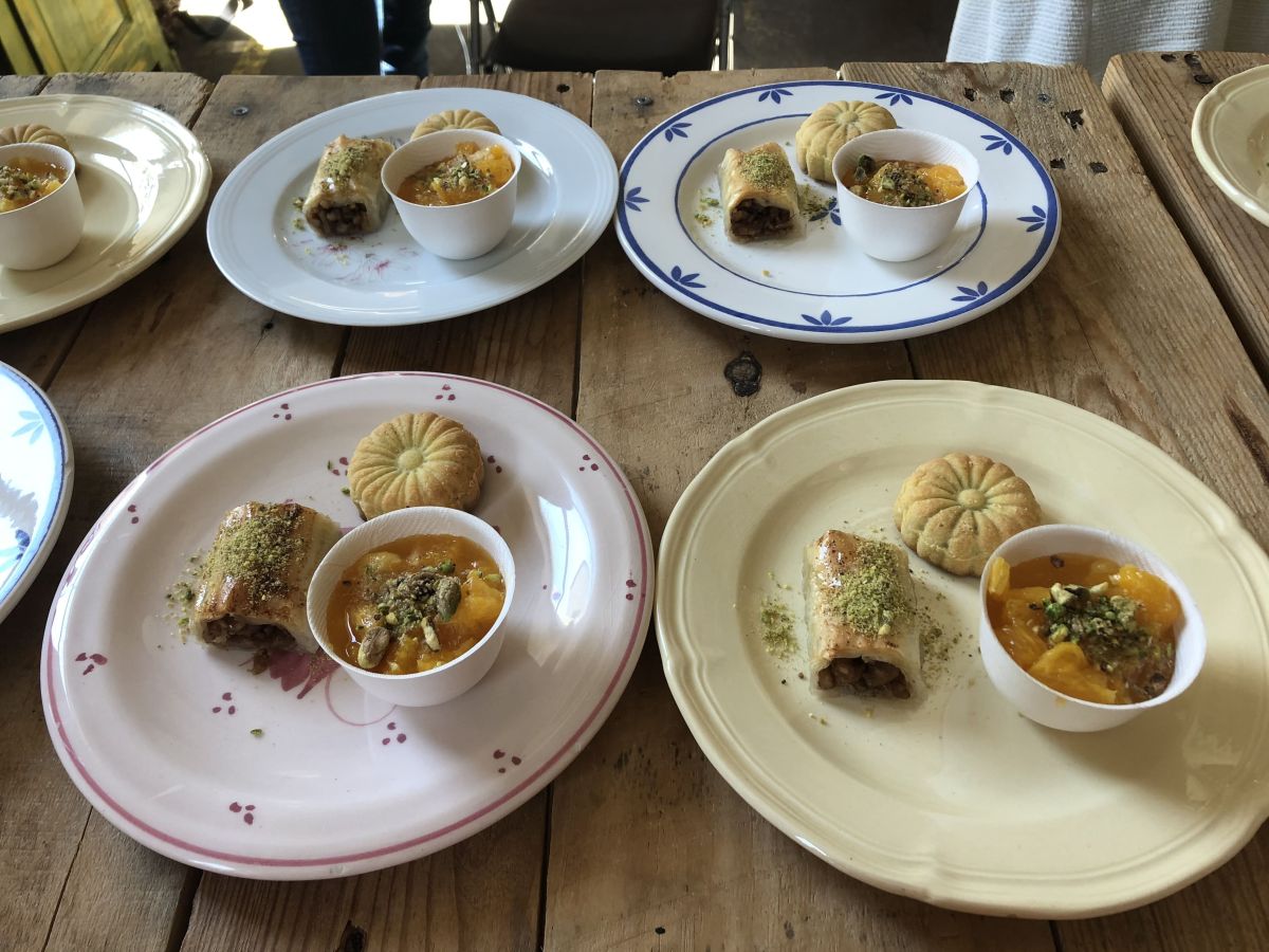 Pause café syrienne : baklawa, mamoul aux dattes et salade d'oranges à la fleur d'oranger