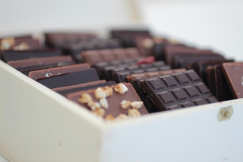 Boîte en bois de mini tablettes de chocolat