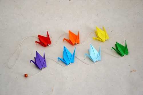 Guirlandes de grues en origami aux couleurs de l'arc-en-ciel
