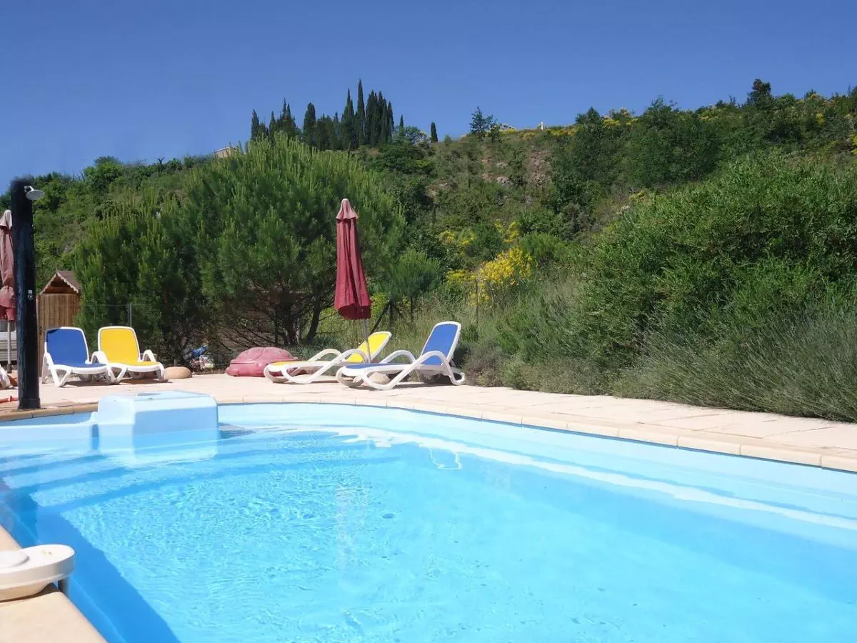 Piscine au coeur de la garrigue