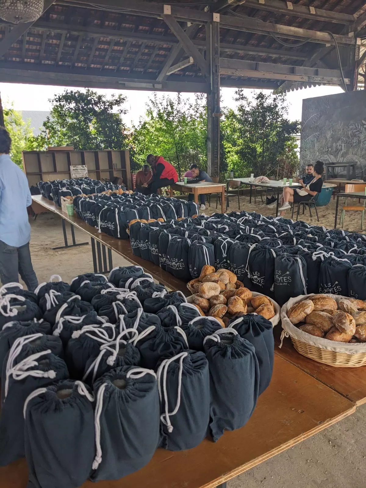Distribution de bocaux-repas en baluchon / Séminaire 850 convives