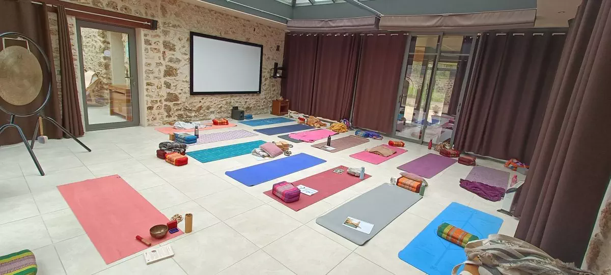 Salle organisée pour une activité yoga