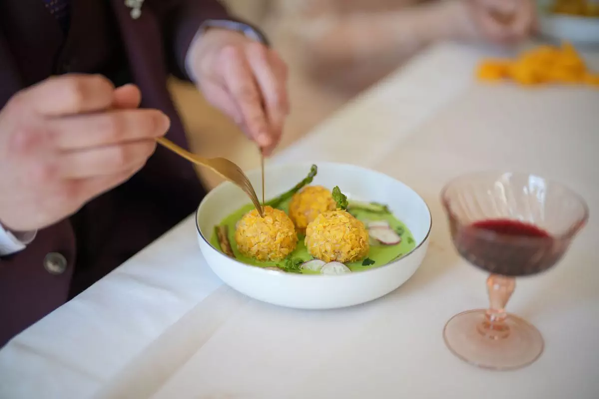 Arrancini au paprika fumé, crème de petits pois à l'amande, mayonnaise au carthame et asperges grillées