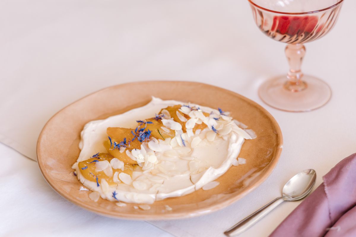 Mascarpone végétal aux abricots rôtis à la cannelle, gingembre, cardamome et clou de girofle, sirop d'agave