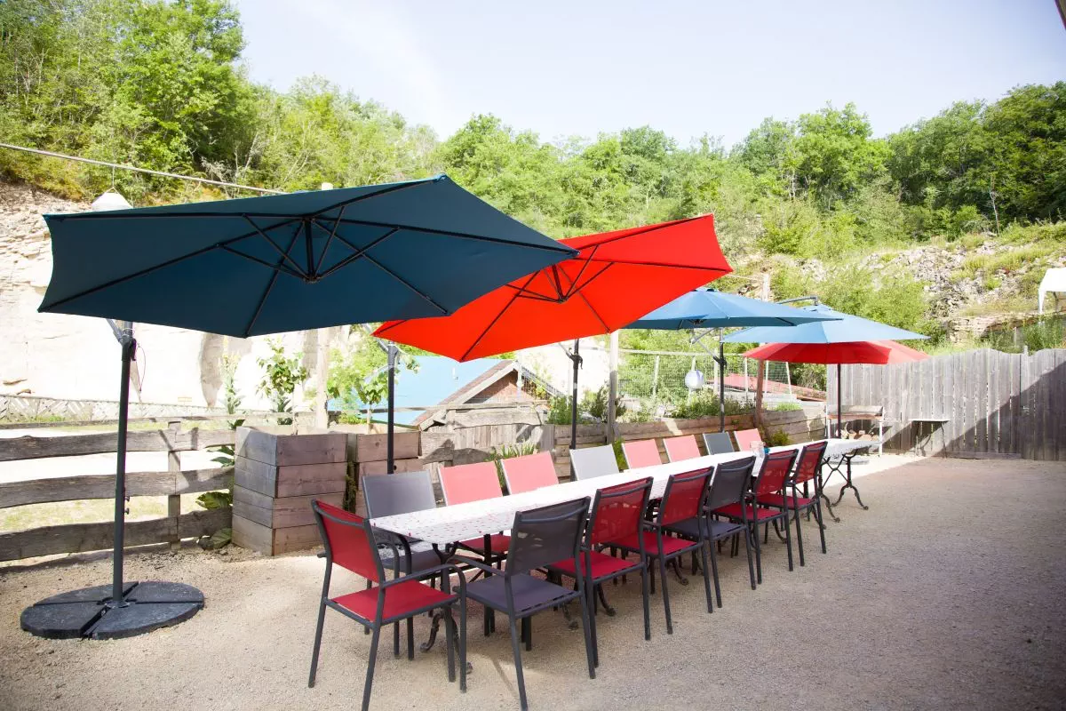 Terrasse devant la salle