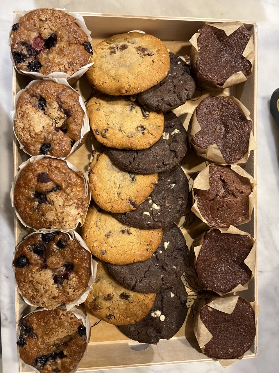 Plateau de cookies et muffins
