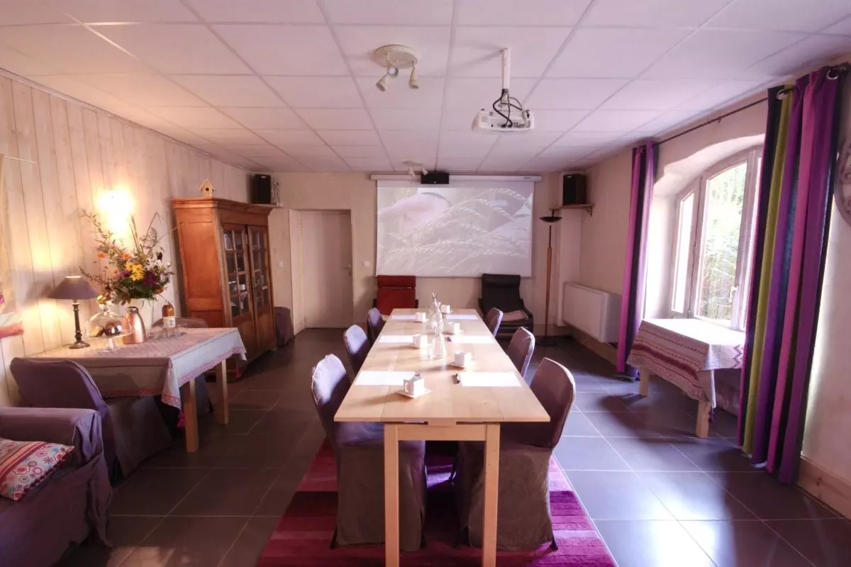 Salle, idéale pour recevoir 15 personnes