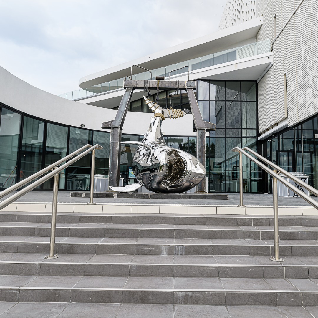 Sculpture baleine à l'entrée du musée