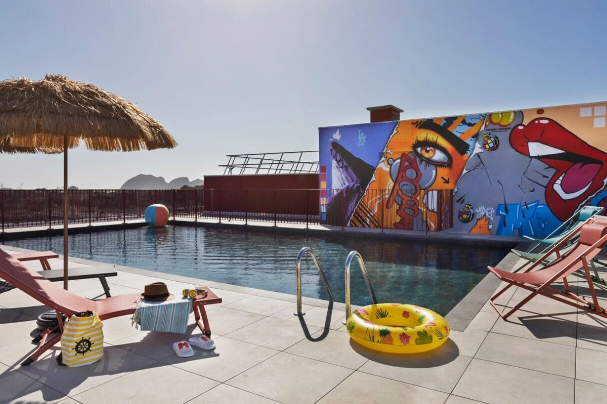 Hôtel coloré avec piscine et rooftop