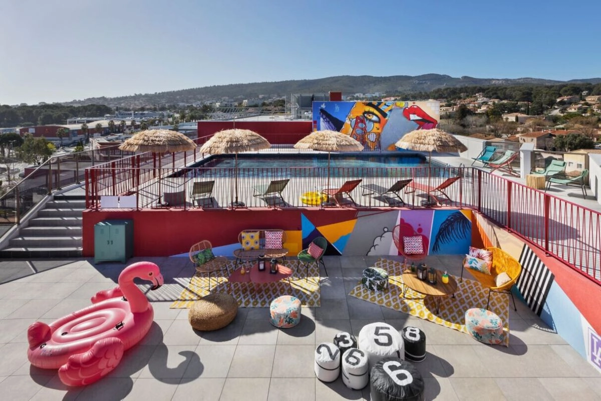 Hôtel coloré avec piscine et rooftop