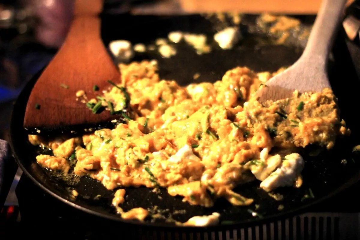 Brouillade à la ciboulette sur son toast