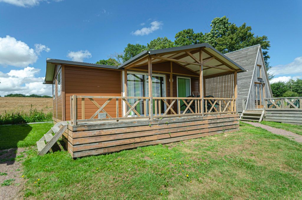 Chalet de 6 personnes avec 3 chambres (1 avec lit double, 1 avec 2 lits simples et 1 avec un lt superposé), cuisine équipée, salle de bain et terrasse