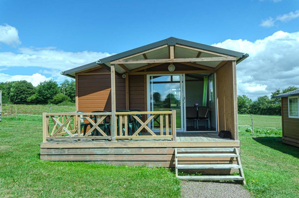 Chalet de 5 personnes avec 2 chambres (1 avec lit double et 1 avec lit superposé et 1 lit simple), cuisine et salle de bain