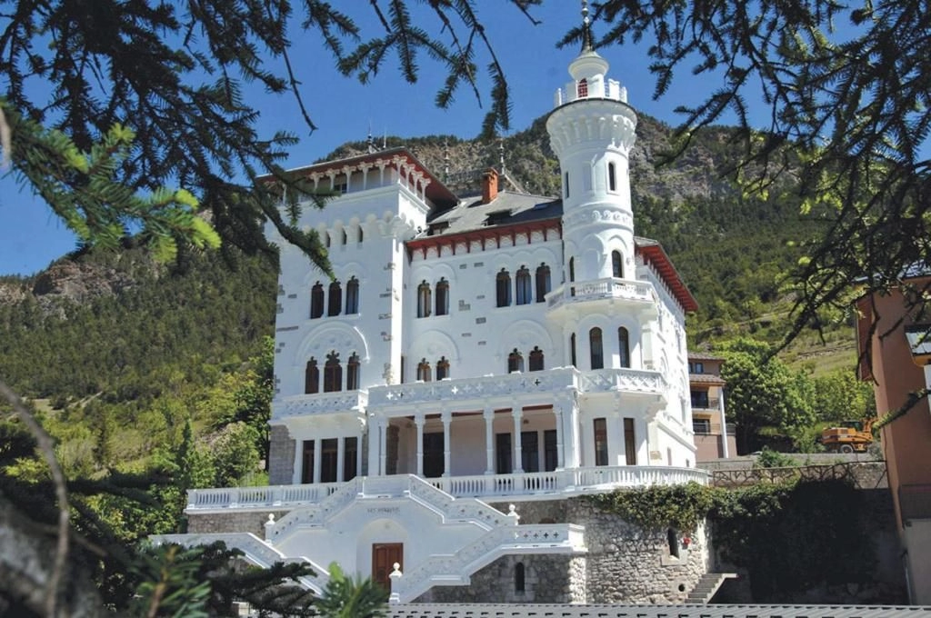 Château alpin et sa grande capacité d'hébergements