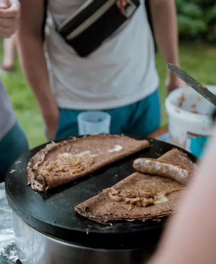 Préparation de nos galettes saucisses