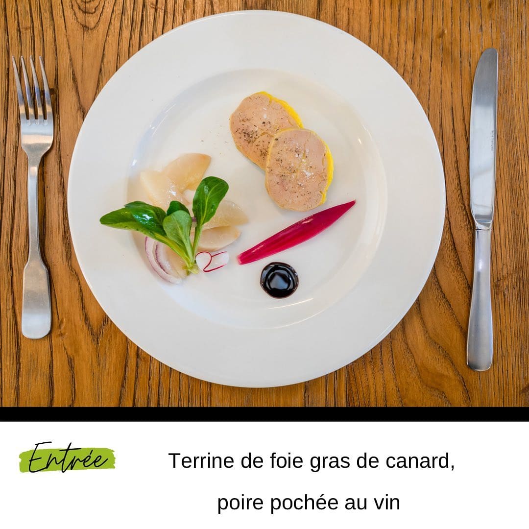 Terrine de foie gras de canard, poire pochée au vin